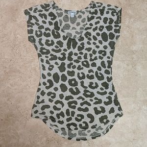 Cream and olive green leopard print tee